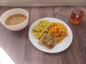 Dieta podstawowa Krupnik jęczmienny Łosoś pieczony z przyprawami Ziemniaki z koperkiem gotowane Surówka z kapusty kiszonej z ogórkiem i jabłkiem Kompot owocowy z jabłkami